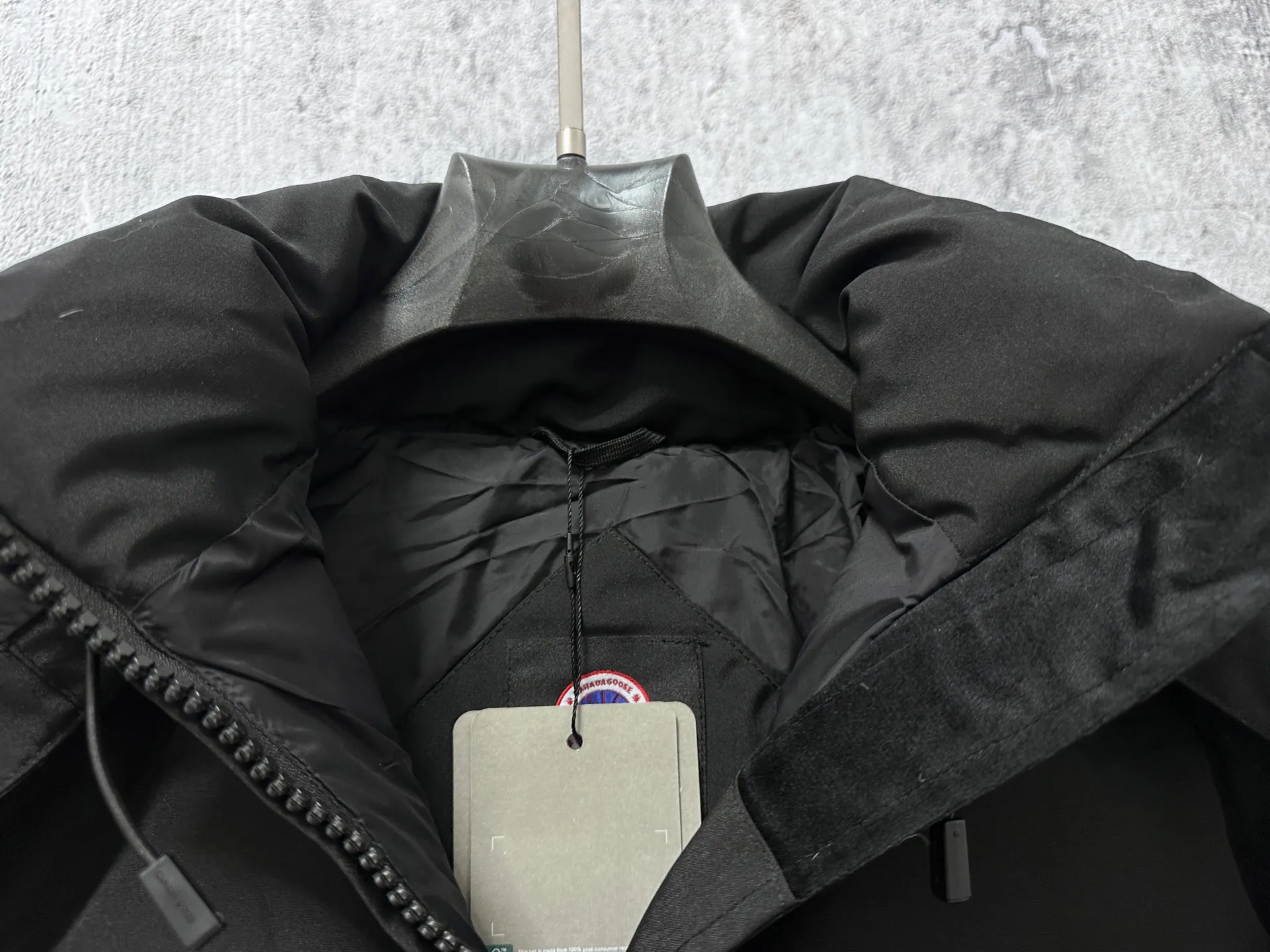 P840 【Canada gooseChelsea】Women's parka down coat, warm and comfortable. The adjustable hood features a high collar and concealed snap closure for extended coverage. And for greater protection against the elements, the detachable wolf fur collar. It features a sturdy YKK® two-way lockable zipper at the center front and a retractable waistband at the inner waist. Designed with internal straps for carrying over the shoulder. Fleece-lined exterior handwarmer pockets. Sturdy ribbed knit cuffs for cold protection and warmth. Sizes: XS-XL